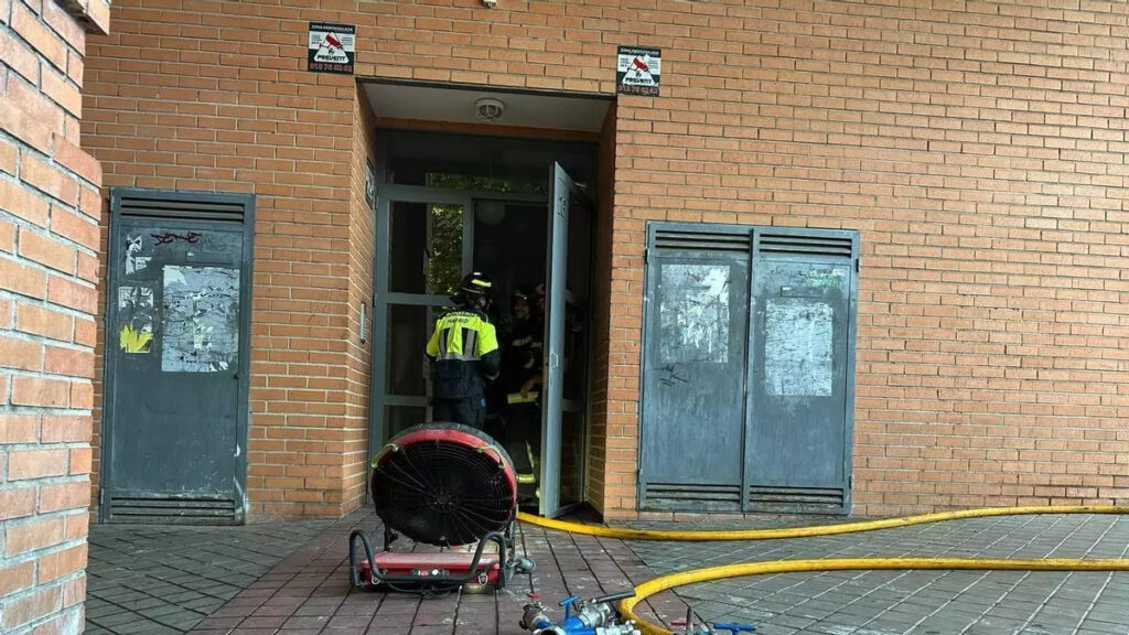 Cuatro personas sufren intoxicación leve tras el incendio de una vivienda en la avenida de Asturias de Madrid