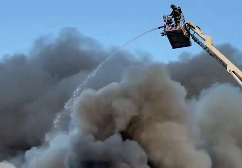 Colapsa parte de una nave de trasteros tras un incendio en Villaverde mientras continúan las labores de extinción