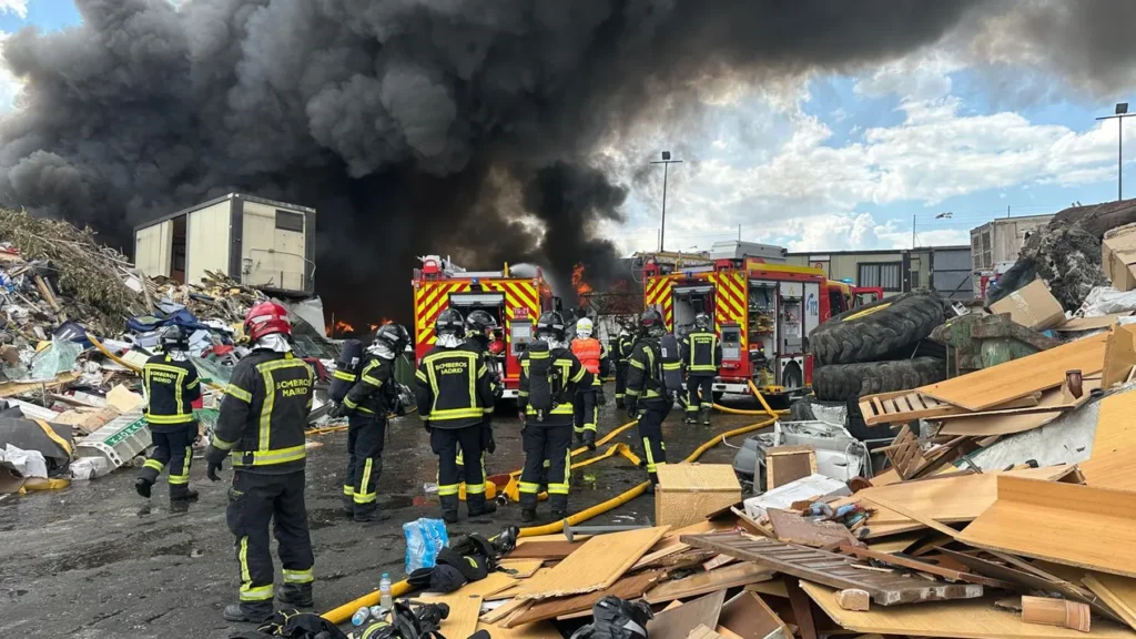 El incendio en una nave de chatarra de Vicálvaro obliga a un amplio despliegue de emergencias en Madrid