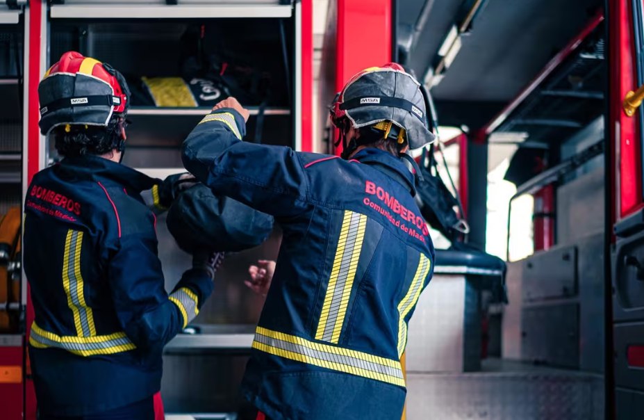 Madrugada de tensión en Boadilla del Monte: la rápida actuación de los bomberos evita que el incendio de una vivienda se extienda a los inmuebles colindantes