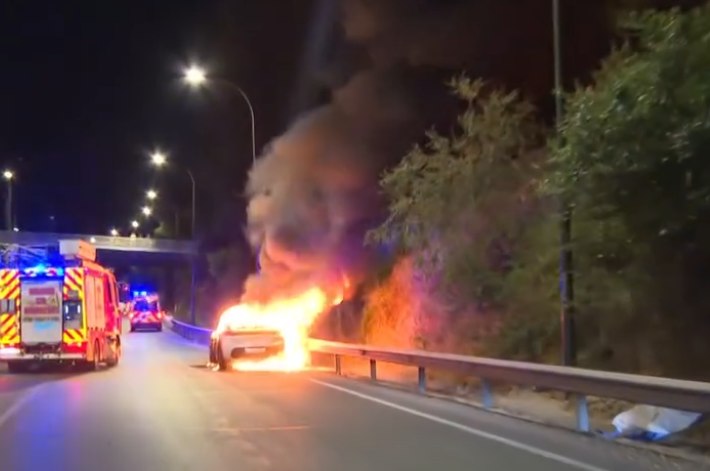 Susto en la A-3: Arde un vehículo eléctrico en plena marcha tras registrar fallos mecánicos