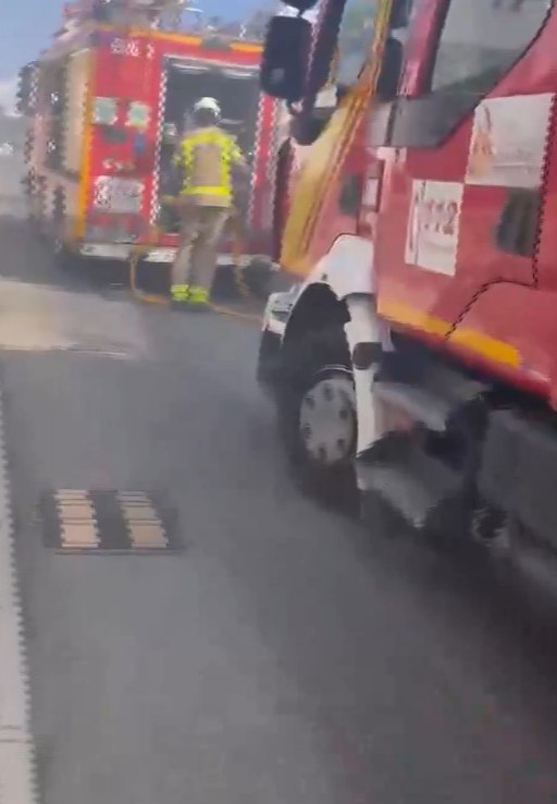Rápida actuación vecinal y de los bomberos evita daños mayores tras un fuego en una vivienda de Granada