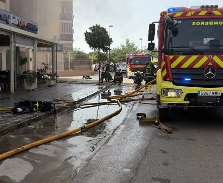 Vecinos abandonaron sus casas mientras el fuego devoraba un restaurante en Vélez-Málaga