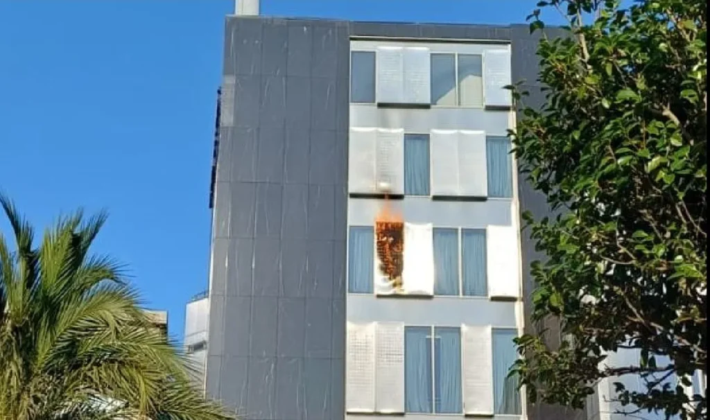 Incendio en un hotel de Zalaeta moviliza a los bomberos de A Coruña y obliga a cortar una calle