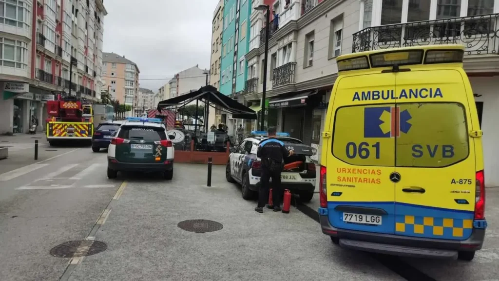 Un fuego en la campana extractora destruye por completo una cocina en el centro de Foz