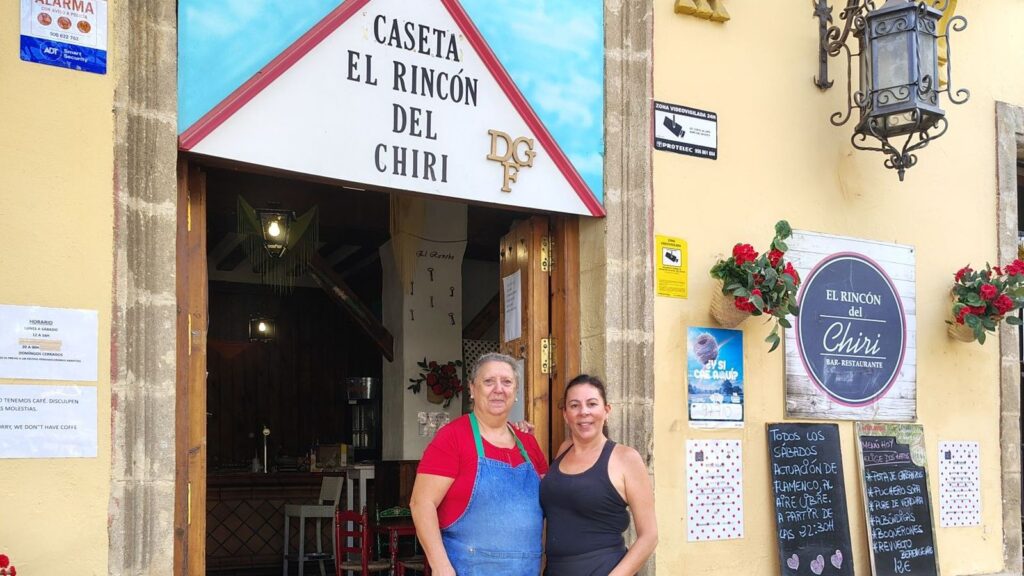 Un incendio afecta a la cocina de El Rincón del Chiri en el barrio de Santiago de Jerez sin causar heridos