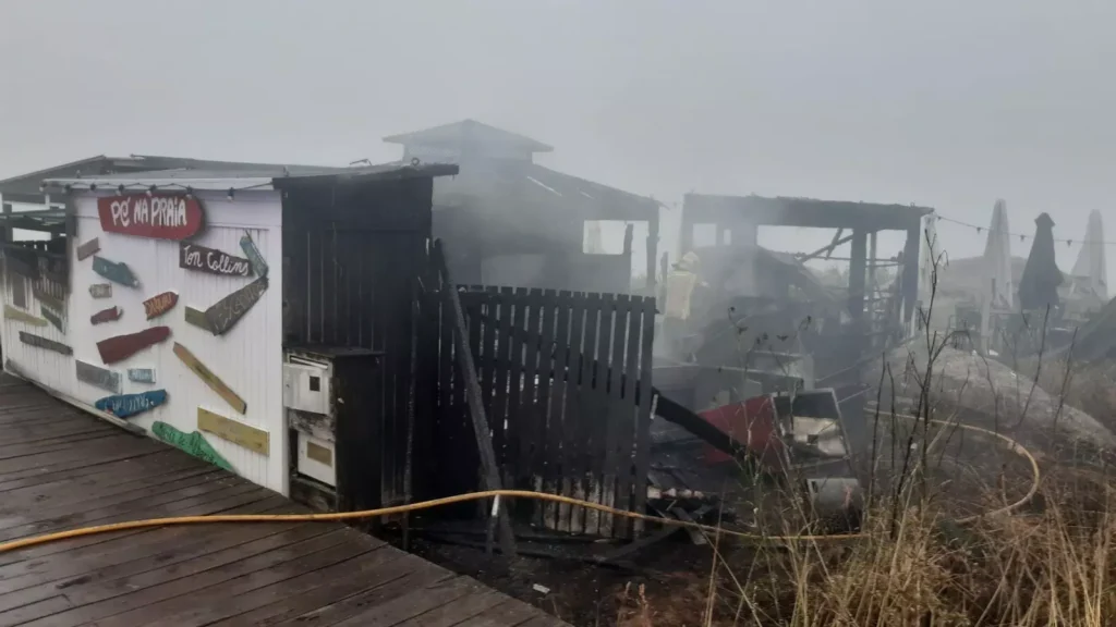Incendio en un chiringuito de Sanxenxo arrasa la cocina del establecimiento en la playa de A Lapa