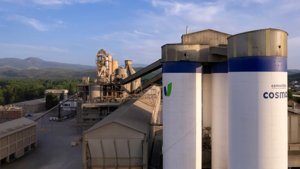 Un incendio en un silo de la cementera Cosmos de Toral de los Vados queda sofocado sin causar daños mayores