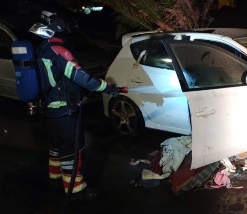 Los bomberos sofocan un incendio
