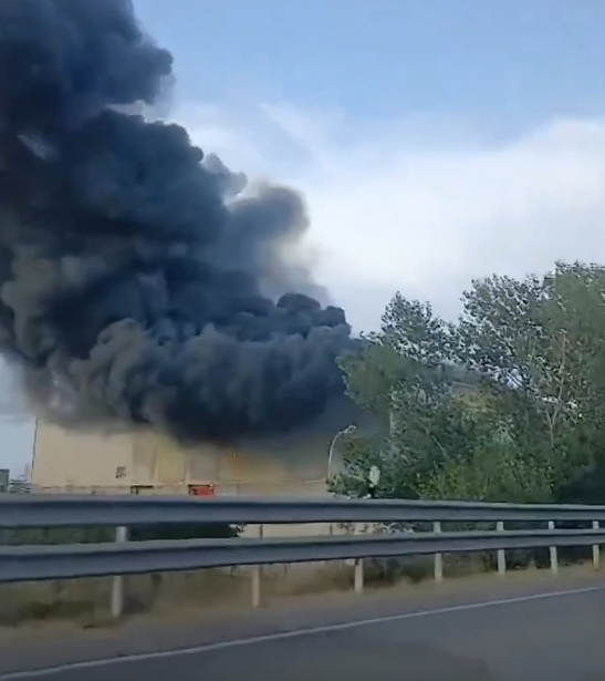 Un incendio en una nave industrial de Vilamalla obliga a cortar la N-II y activa la prealerta del PROCICAT