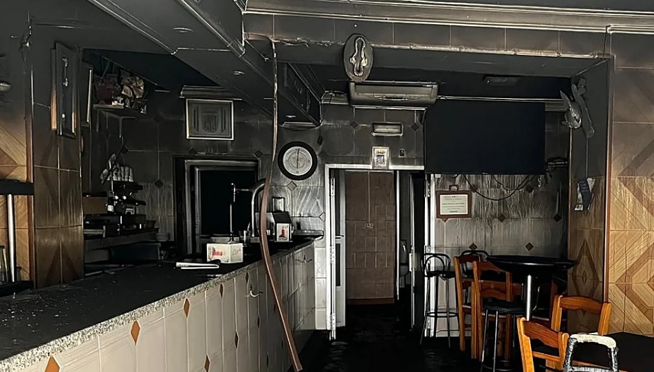 Graves daños en un bar de Badajoz tras un incendio originado por un posible fallo eléctrico