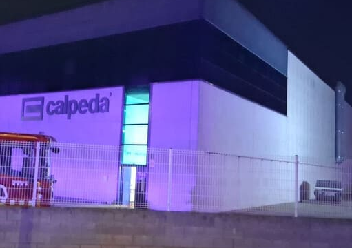 Trece dotaciones de bomberos sofocan un fuego eléctrico en una nave de Can Oller sin registrar heridos