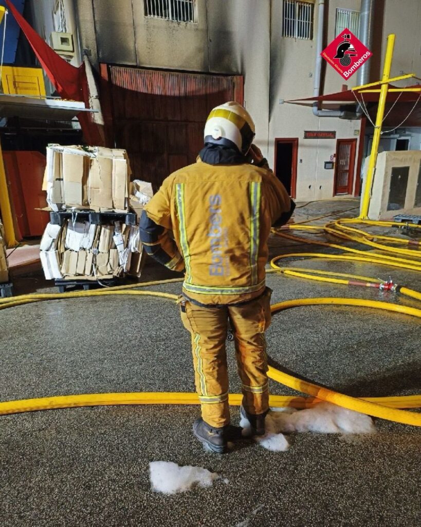Colapso parcial de una nave cárnica tras un incendio en Santa Pola: causas, intervención y medidas de prevención industrial