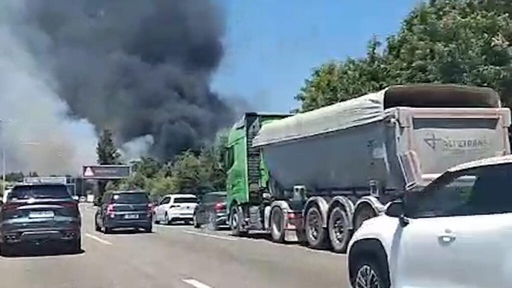 Incendio en una nave industrial de Argentona: controlado el fuego que obligó a cortar la C-32