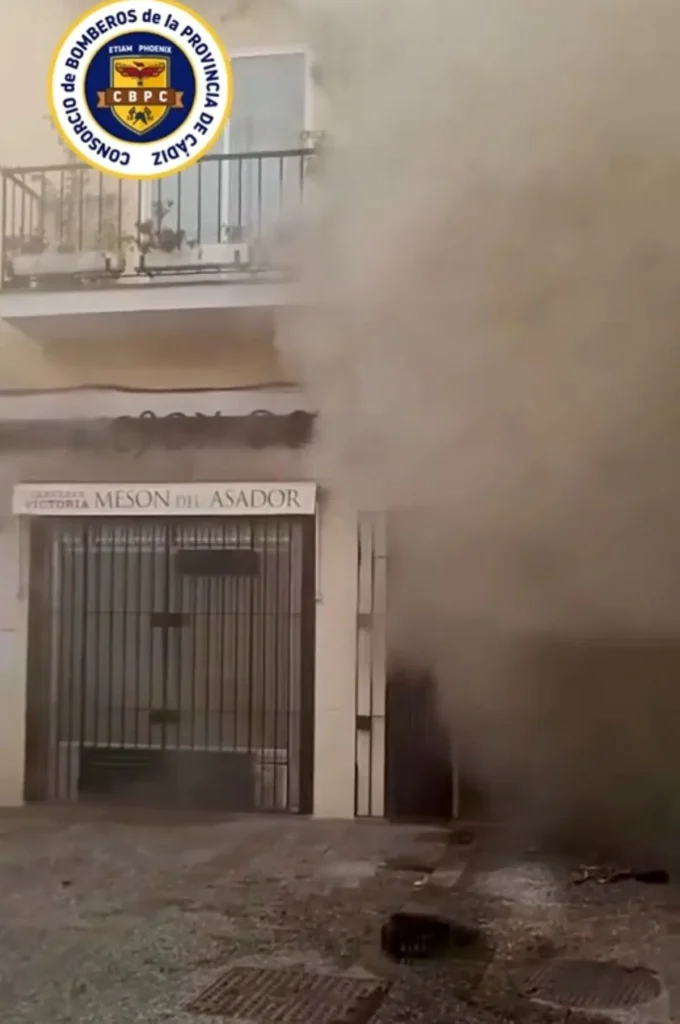 Jerez: Los bomberos intervienen a tiempo y frenan la propagación de un incendio en un restaurante