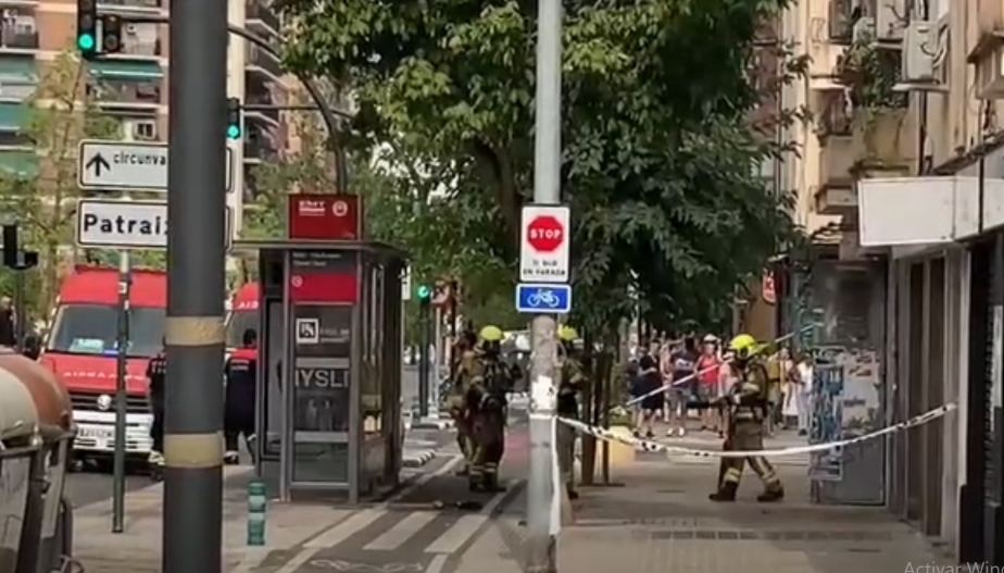 Un incendio en una instalación eléctrica deja sin luz a 3.000 viviendas de la calle Tres Forques de València
