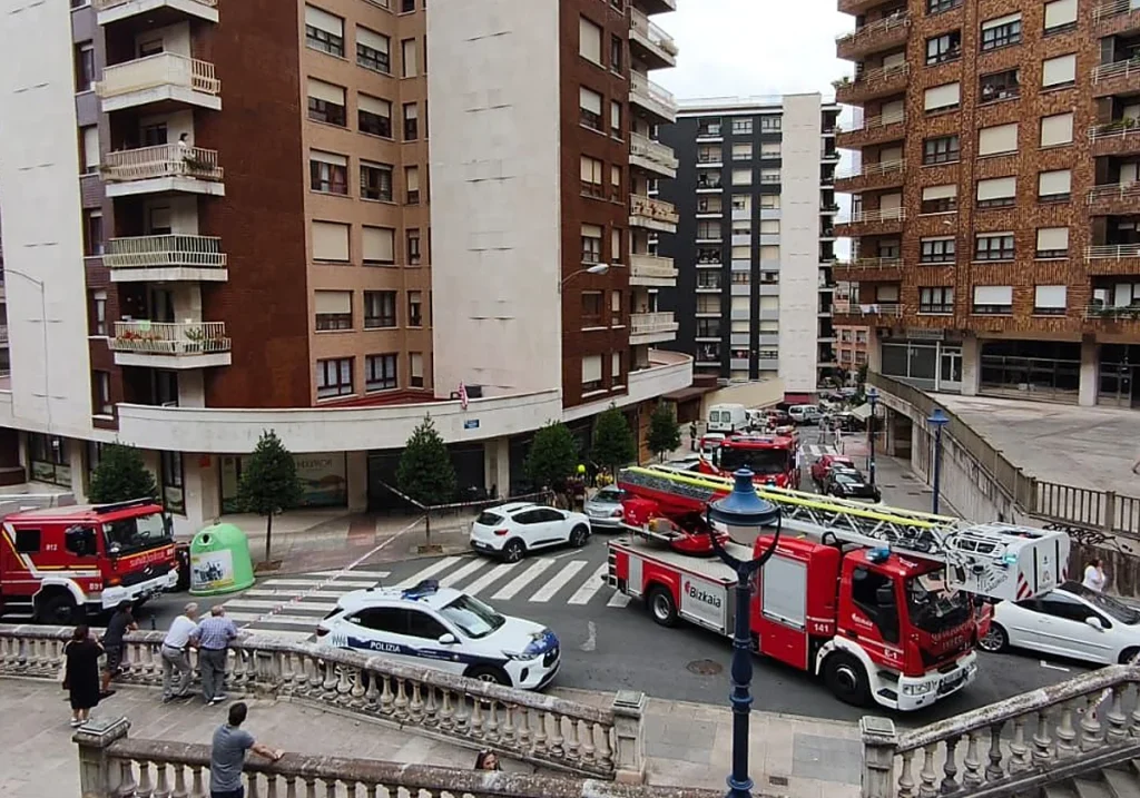 Rápida intervención de los bomberos controla un incendio en un piso de Portugalete
