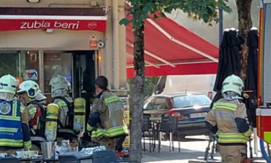 Un incendio en un bar de Errenteria obliga a trasladar a dos trabajadores tras propagarse las llamas desde la cocina