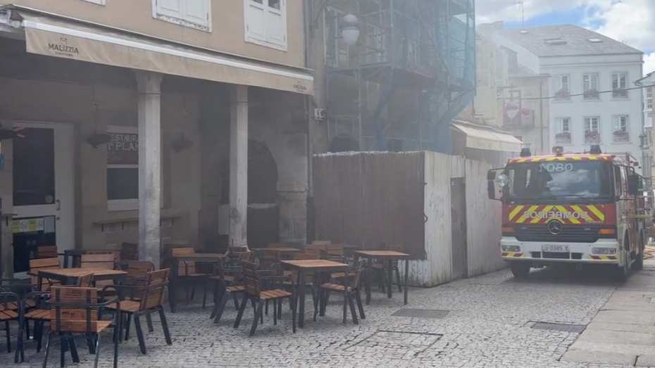 Caos en el centro de Lugo: el fuego se propaga en segundos y devora un restaurante repleto de clientes