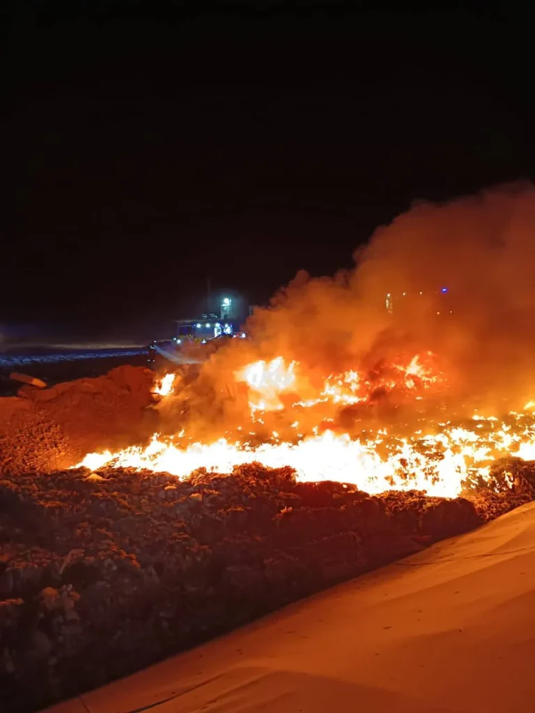 Los bomberos de la Diputación sofocan un incendio en la planta de reciclaje de Los Huertos tras casi cuatro horas de intervención.