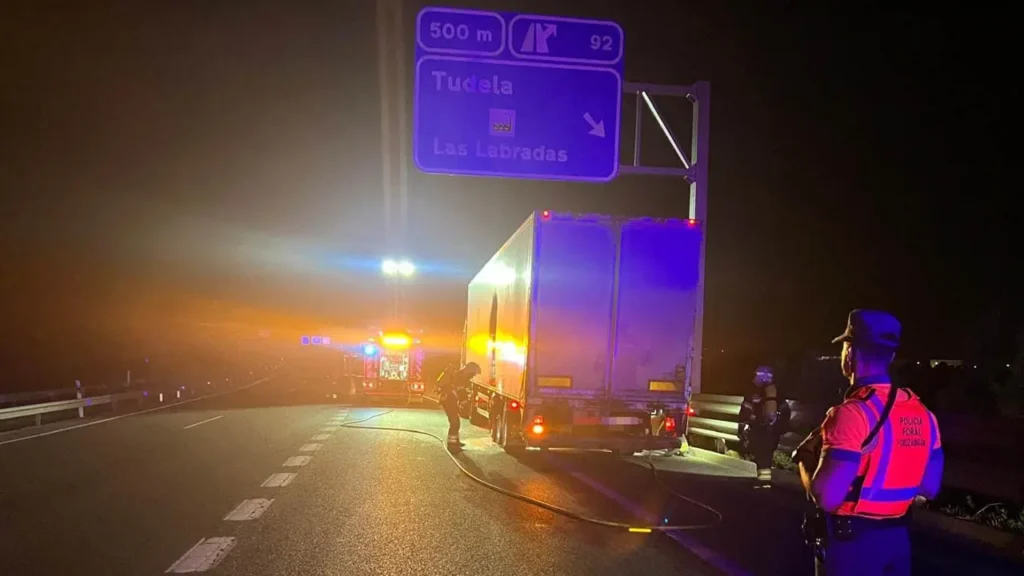 La Policía Foral intercepta en la A-68 un camión incendiado tras un doble reventón de neumáticos y contiene las llamas.