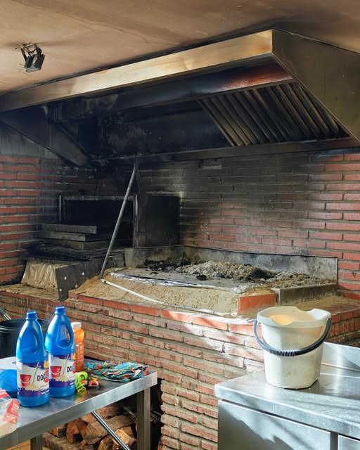 Las llamas obligan a desalojar el restaurante Los Pulpos y alcanzan una vivienda en El Rinconcillo