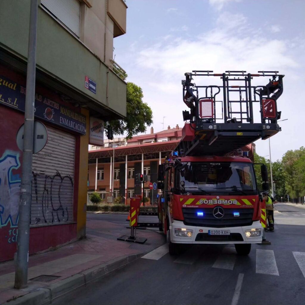 Las llamas destruyeron una casa en Murcia a causa de un fallo eléctrico. Once efectivos de bomberos se desplazaron para sofocar las llamas.
