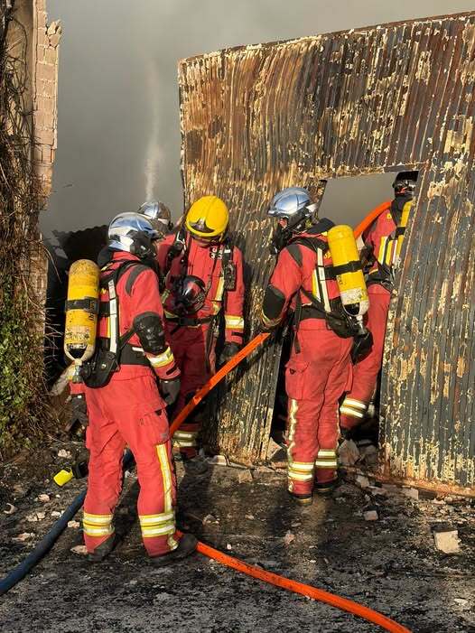 Los bomberos de Jaén sofocan un incendio en una nave industrial de Campillo de Arenas. Lee la noticia completa.