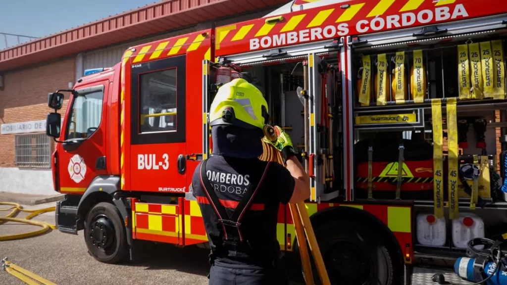 Susto en Ciudad Jardín: los bomberos intervienen en el incendio de una vivienda y evacúan a seis personas