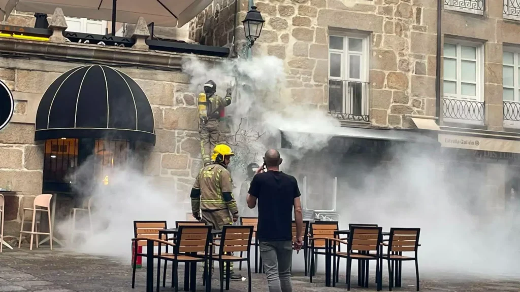 Sustazo en la Praza do Eironciño: los bomberos sufren para sofocar un conato de incendio en un restaurante de Ourense
