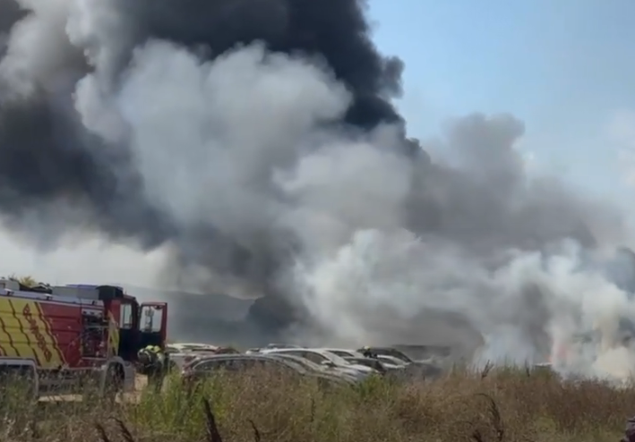 Un incendio en un parking de Peñíscola deja varios heridos y coches quemados. El fuego desata una gran movilización en Peñismar.