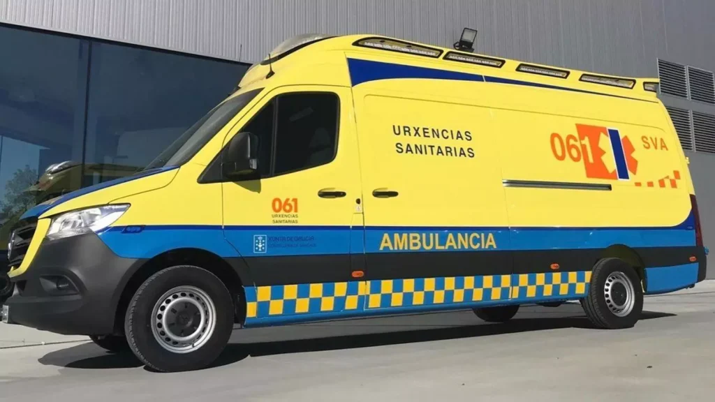 Dos heridos en el incendio de una cocina en Ribadeo y una senderista rescatada en Camelle