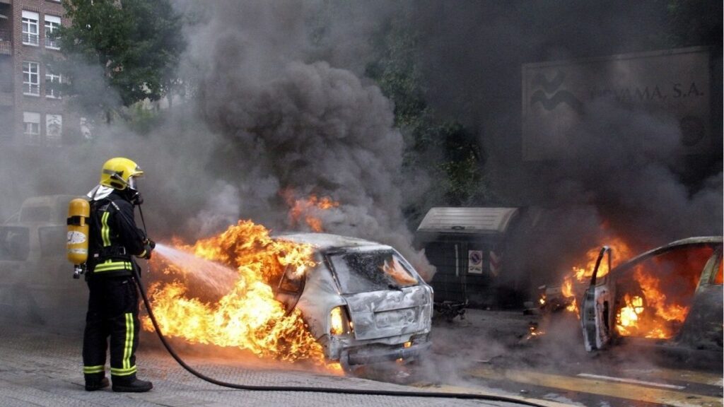 Por qué un coche puede incendiarse en cuestión de segundos y qué hacer durante los primeros instantes