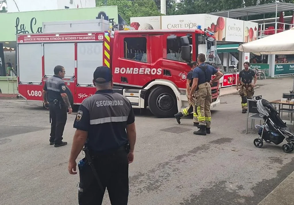 Un incendio en un puesto hostelero de la Feria de Muestras de Gijón se salda sin heridos tras una rápida intervención
