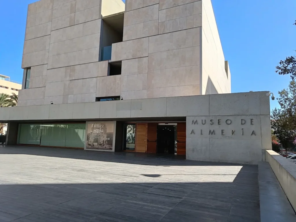 El Museo de Almería reabre tras varios días cerrado por un fallo eléctrico de Endesa que afectó al suministro del edificio.