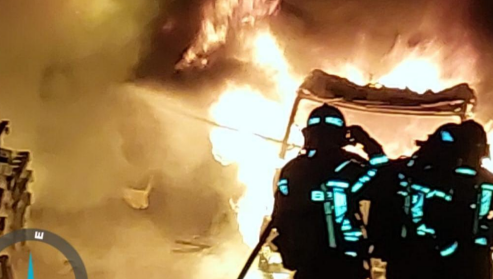 Un furgón industrial queda calcinado tras arder de madrugada en el polígono Montecristo de Ibiza. Siete bomberos intervinieron y no hubo heridos.