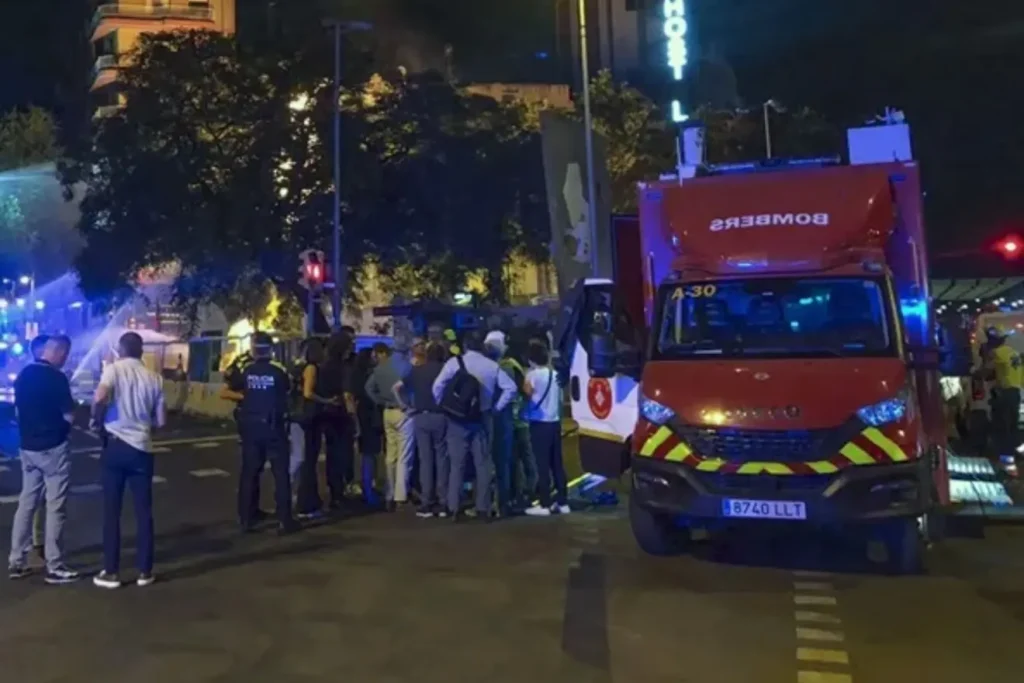 Ocho hospitalizados y 70 afectados tras declararse un incendio en una residencia de Barcelona