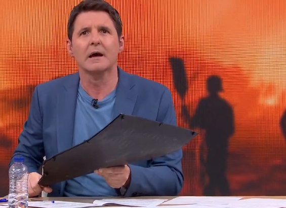 Jesús Cintora denuncia en 'Malas lenguas' la falta de medios contra los incendios y muestra un batefuegos. Descubre todos los detalles.