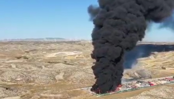 Bomberos del Ayuntamiento de Zaragoza y de la Diputación se afanan en apagar el fuego en el vertedero de Chazar