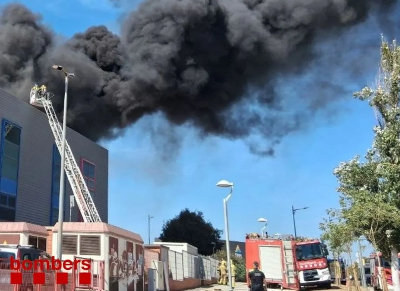 Fuego en una nave de Mataró: una gran columna de humo moviliza a los servicios de emergencia en el Pla d'en Boet