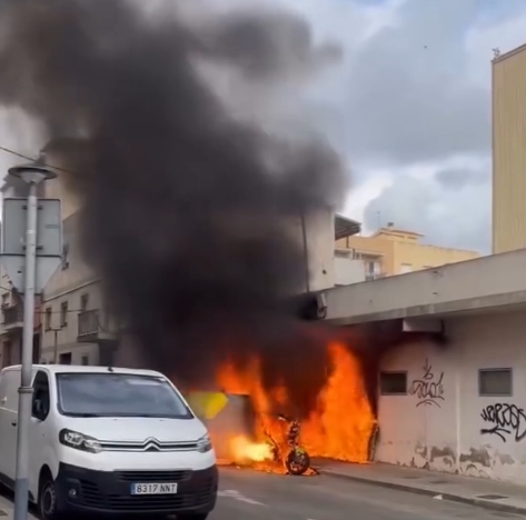 Susto en Bonavista: Un fuego virulento con una enorme columna de humo negro siembra la alarma y destruye una motocicleta