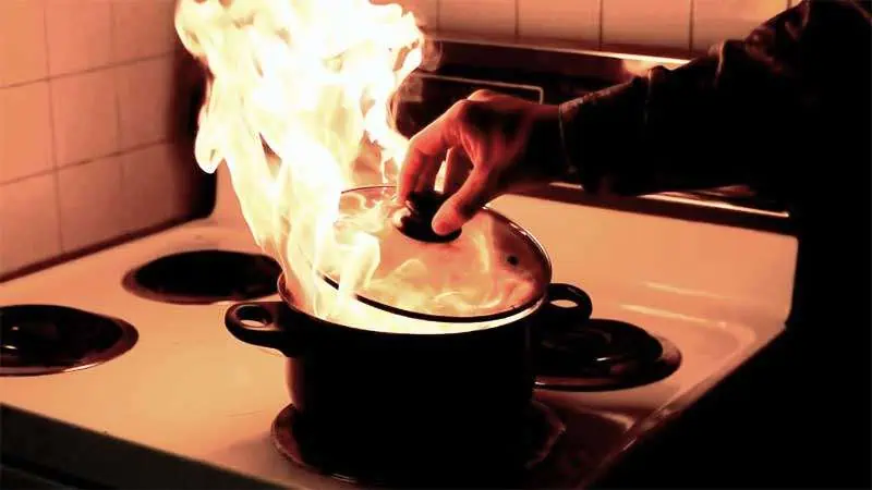 Descubre qué ocurre al usar co2 sobre aceite hirviendo, por qué puede reaparecer el fuego y qué extintor es adecuado.