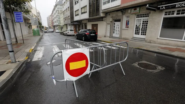 Un fallo en el cuadro de contadores provoca un conato de incendio en un edificio de Foz. Un vecino corta la corriente y evita que el fuego se propague.