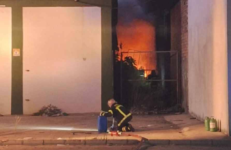 Incendio devastador en una nave de neumáticos en El Puerto