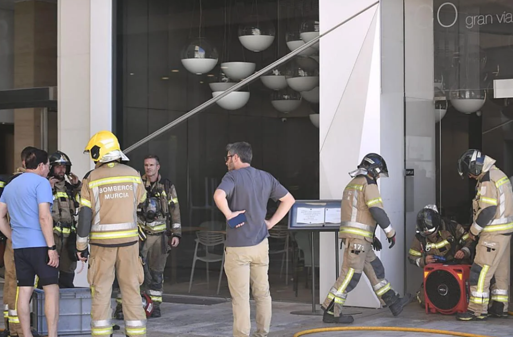 Desalojan el local Drexco en plena Gran Vía de Murcia tras declararse un incendio
