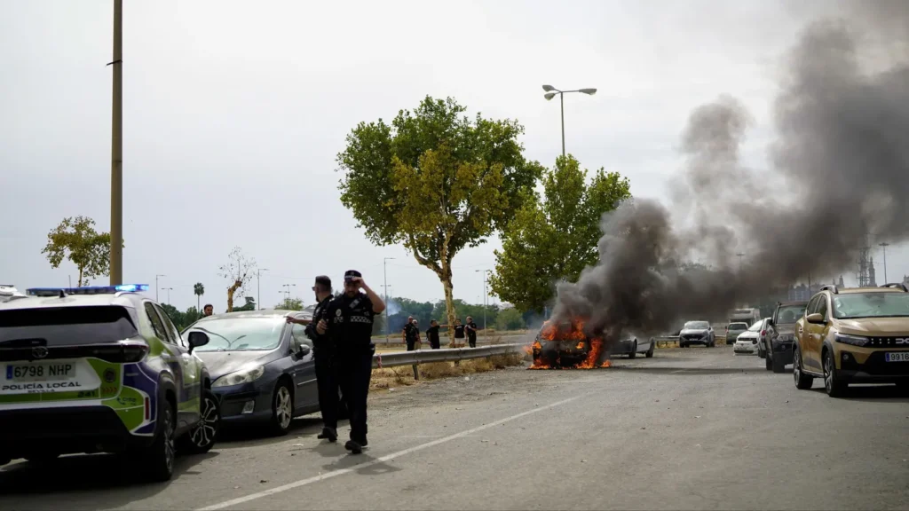 Un coche se incendia en un aparcamiento próximo a la estación de Metro de Blas Infante