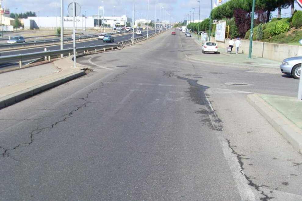 Incendio total de un coche eléctrico en el polígono industrial de Trobajo del Camino