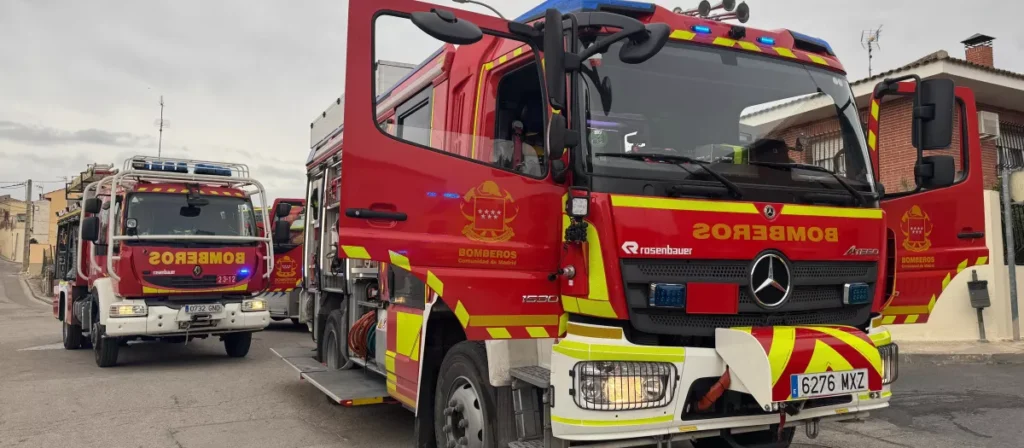 Doble altercado en la M-40: incendio de un turismo y choque en cadena con dos heridos leves