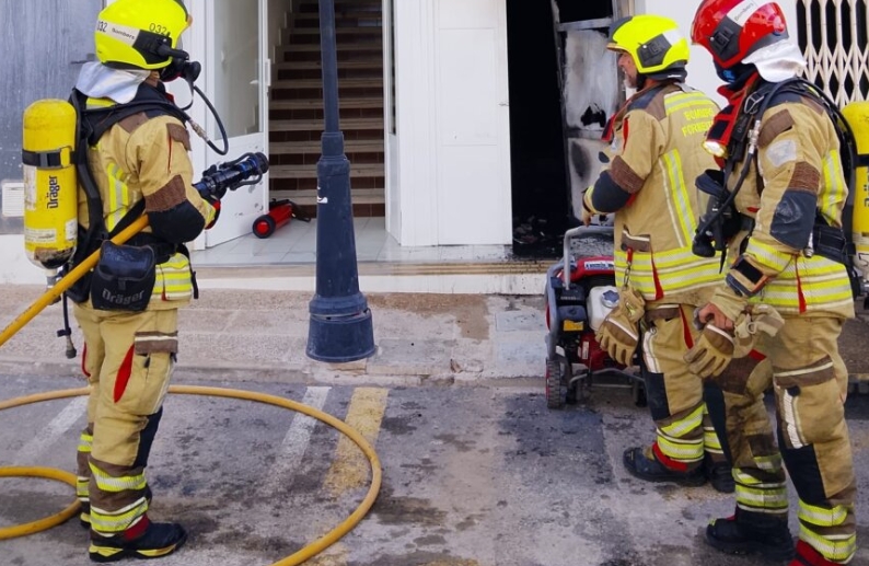 Un incendio en la sala de contadores de un edificio en Sant Ferran moviliza a los Bomberos