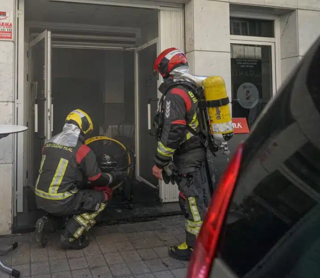 Los bomberos sofocan un conato de fuego en la cocina de un asador céntrico en Ciudad Real. Una campana extractora arde durante la hora de comer